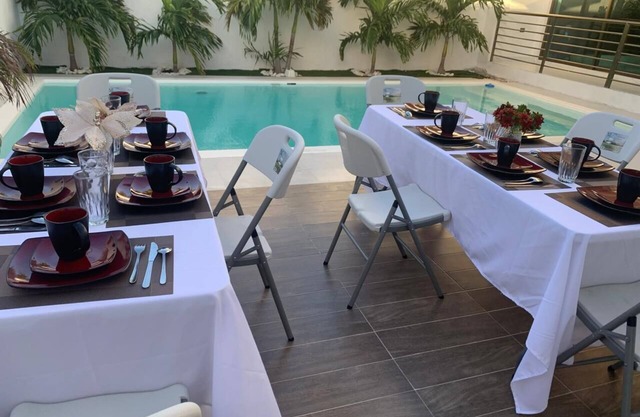 House 2 blocks from the beach for 20 people ready for your meetings.