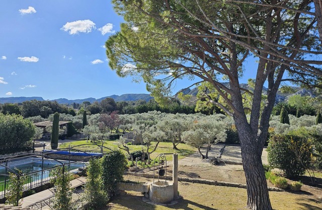 House 5 bdrs, air-con, 15x7m heated pool, gym, large grounds, olive grove, view