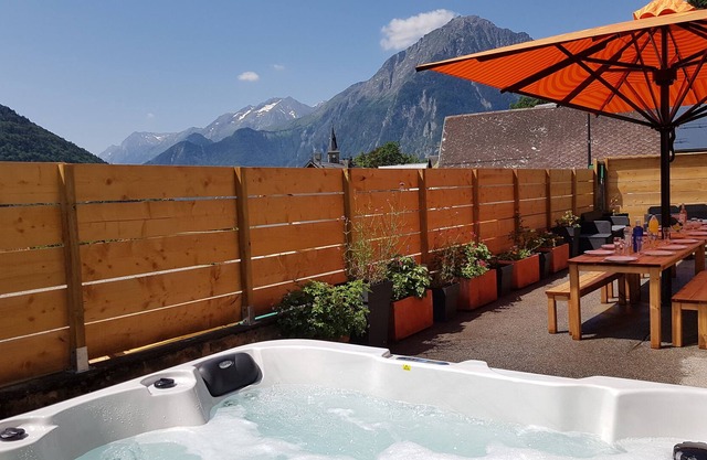 House 6 people with panoramic views of the surrounding mountains.