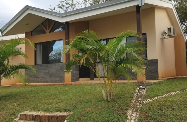House across from pool close to dozens of great beaches - La Pequena Casa