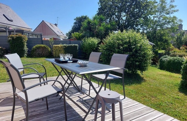 House and enclosed garden facing south, quiet, close to the center, 3 km from the beaches