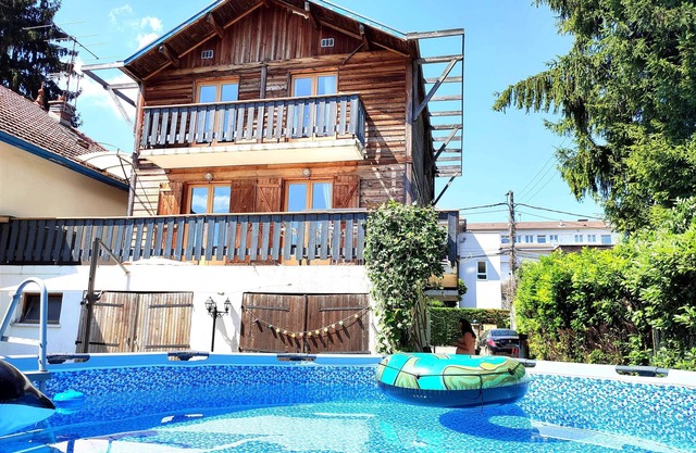 House chalet swimming pool near golf hypodrome shops lake 7 min