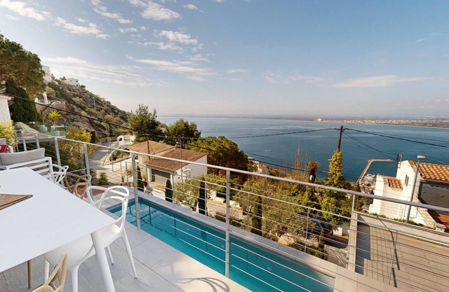 House facing the sea above the bay of Rosas
