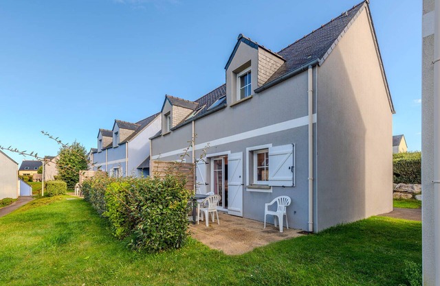 House for 4 pers in residence with pool