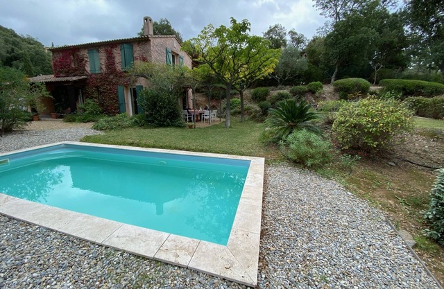 House for 7 with swimming pool in a green setting. Golf course 5 minutes away, beaches 15 minutes.
