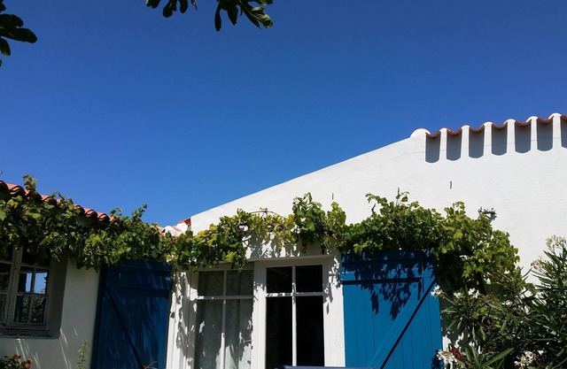 HOUSE FOR RENT ILE D'YEU FACING THE SEA MAY/JUNE/JULY/SEPTEMBER