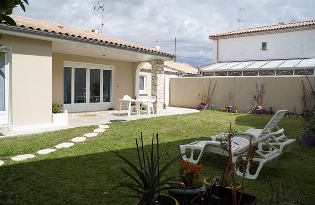 House in Châtelaillon Beach, quiet with enclosed garden