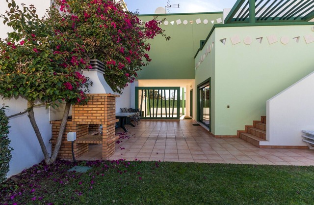 House in condominium with swimming pool 650m from the beach by AlgarveManta (52V3)