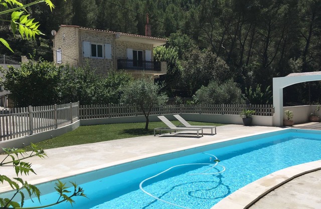 House in Cuges les Pins, absolute calm in the hill, with swimming pool
