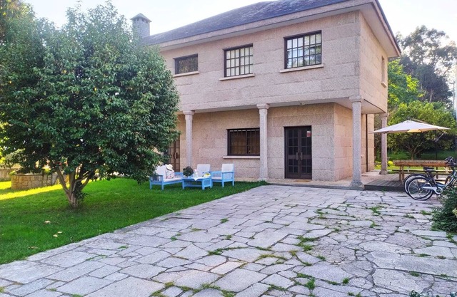 House in Sanxenxo with swimming pool, ideal for families.