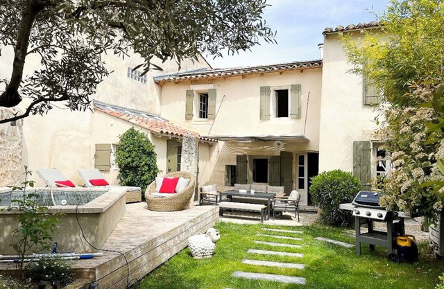 House in the center of the village in Eyragues 5mn from St Remy de Provence