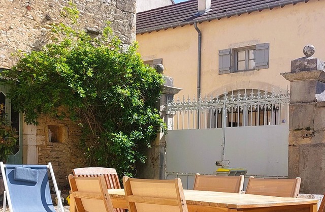 House in the heart of a village on the wine route