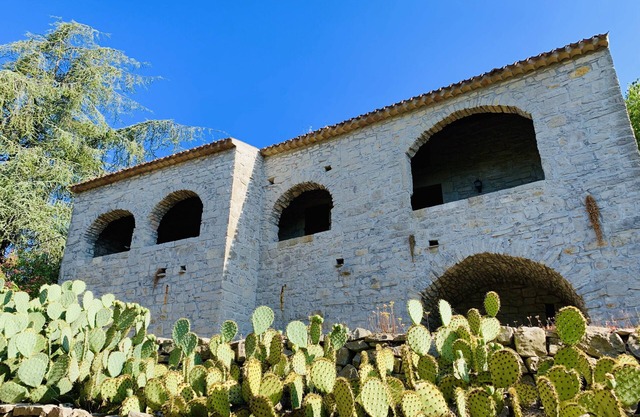 House of country rocks on 15000 m2 of land with private pool.