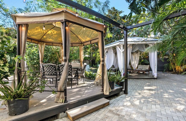 House of Lotus-Cottage house w/tropical backyard & amenities- Near PBI & beach