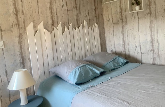 House, on enclosed land, bordered by natural hedges and without too much vis-à-vis