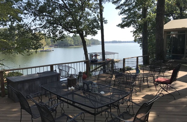 House on Lake Hamilton Sleeps 17 in beds