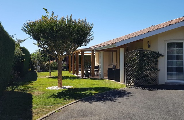 HOUSE ON ONE LEVEL HEATED POOL, QUIET AND NEAR BEACHES