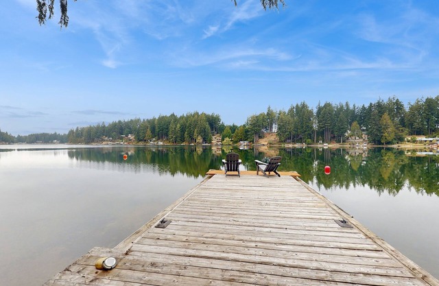 House right on the lake w/hot tub, kayak, SUP & games - great location