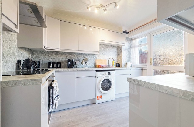 House - Sleeps 7, Private Garden & Parking