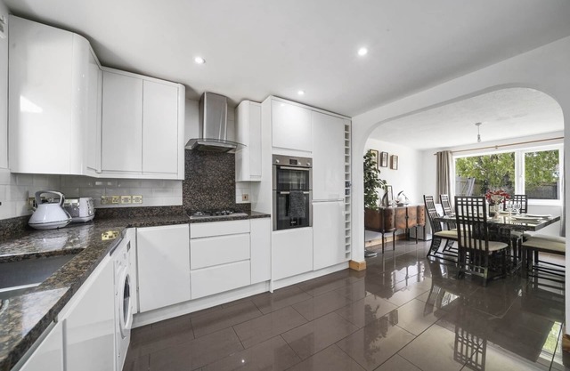 House - Sleeps 8 & on-site parking