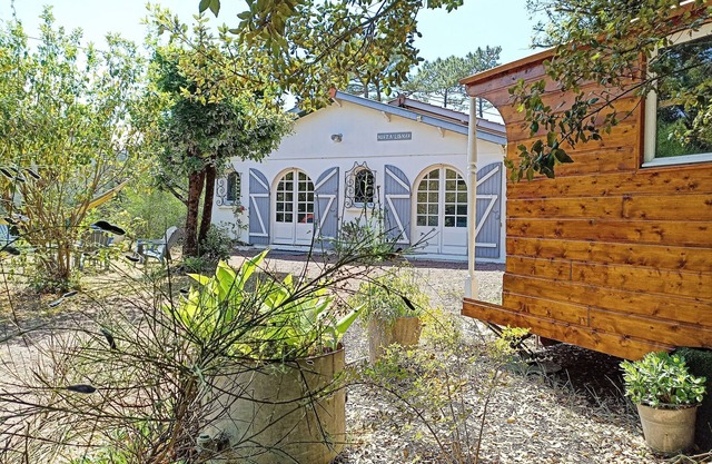 House sleeps 15 - 500 m from the beach