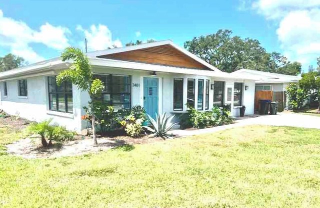 House w/Guest Suite near AMI, IMG, w/Heated pool