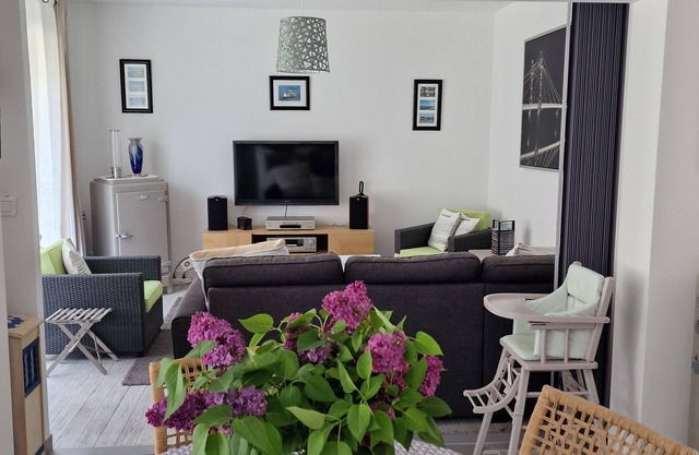 House with enclosed garden, 5 minutes' walk from the beach adjacent to the forest