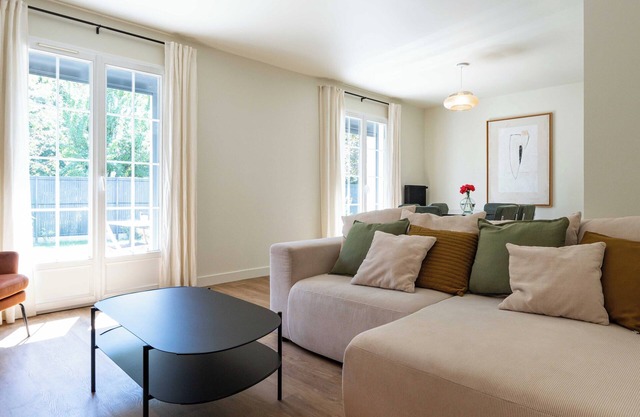 House with enclosed canal-side garden. Pets welcome!