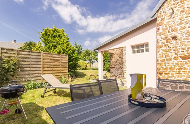 House with enclosed garden near beach, pets allowed