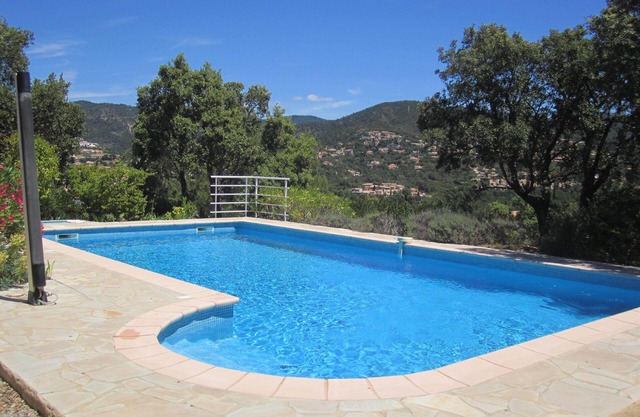 House with garden and swimming pool near to the sea