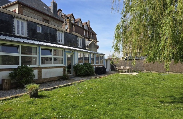 House with garden and free parking