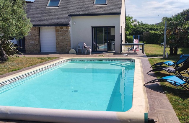 House with heated pool, all comforts, 500 m from the beach