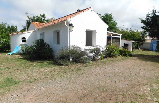 House with large enclosed garden, on the edge of Eloux wood, near beaches