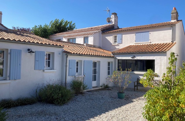 House with large garden 200m from the château with 5 bedrooms + 5 bathrooms. Sleeps 10.