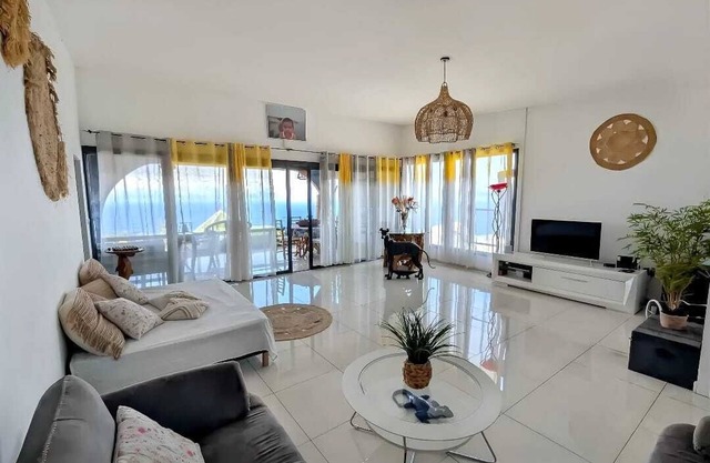 House with ocean view and jacuzzi 10 minutes from the beach