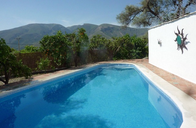 House with Pool, 5 Min Walk To Town, Air-con, Wifi