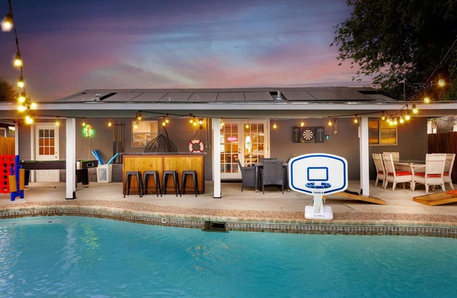 house with pool, Hot Tub and games located in central San Antonio