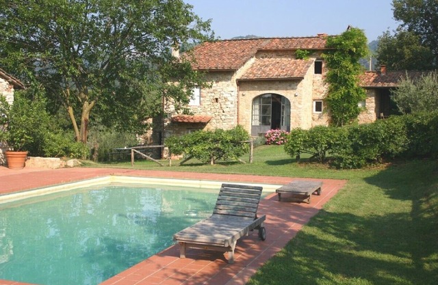 House with pool. Idyllic setting in hills near Lucca and coast WiFi Aircon