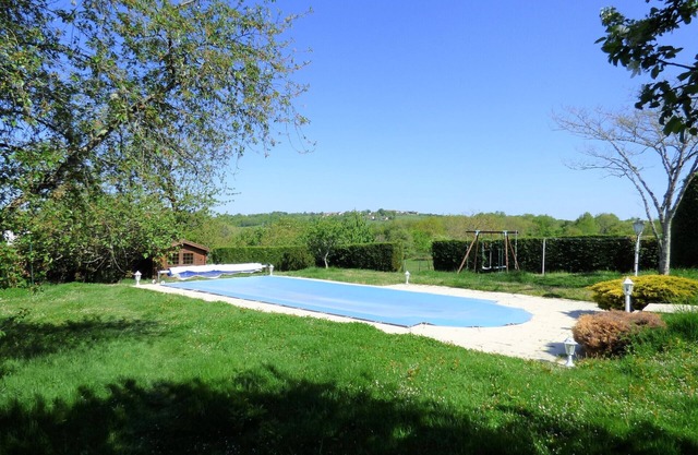 House with pool in a quiet hamlet, 4 fields