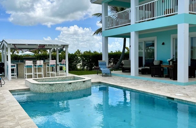 House with Pool, Tiki Bar, and Dock/Boat Slip in Treasure Cay, Abaco