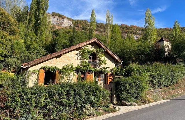 House with stunning views of the cliffs