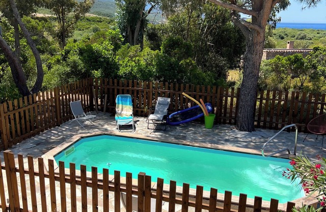 House with swimming pool, sea and mountain views with direct access to the beach 700m