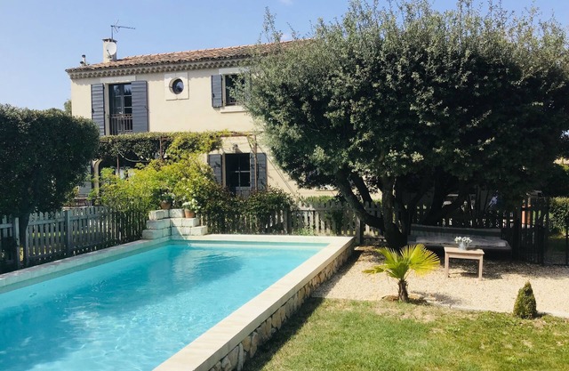 House with swimming pool at the bottom of alpilles