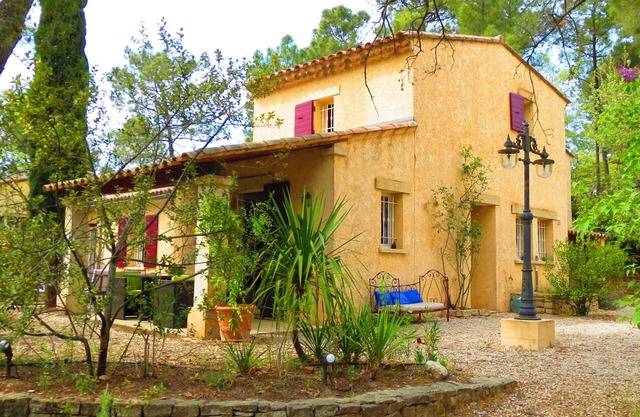 House with swimming pool and private park, at the foot of Mont Ventoux in Provence
