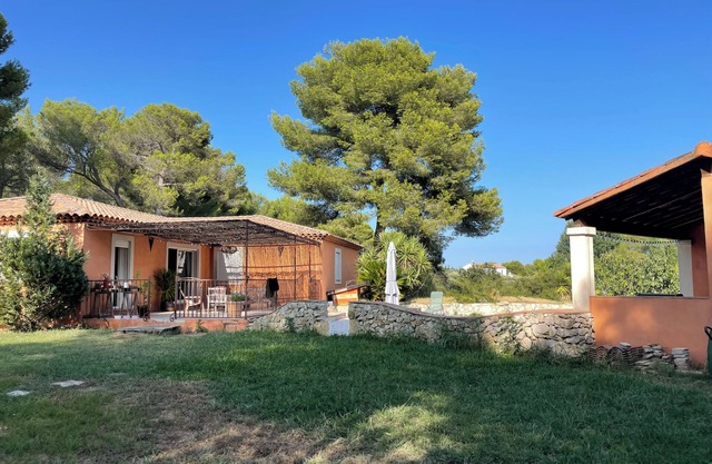 House with swimming pool and Clim for 6 people - near Aix en Pce and Marseille.