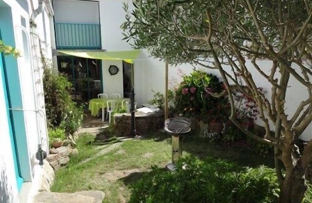 House with upper floor. 3 bedrooms, garden with courtyard, in port joinville