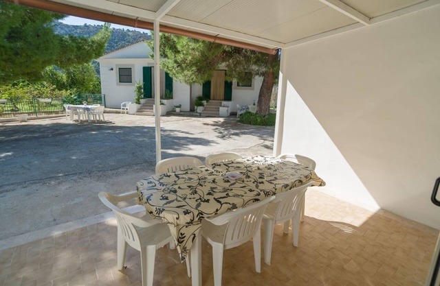 House with veranda and garden 100 meters from the sea