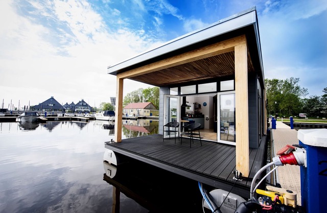 Houseboat Sneekermeer Water Sports Haven