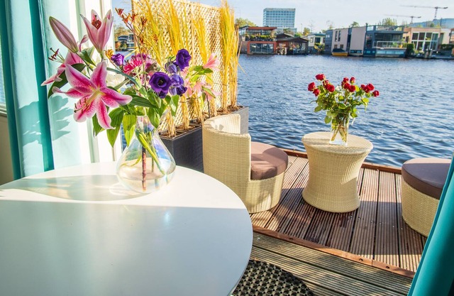 Houseboat – wake up with great view!