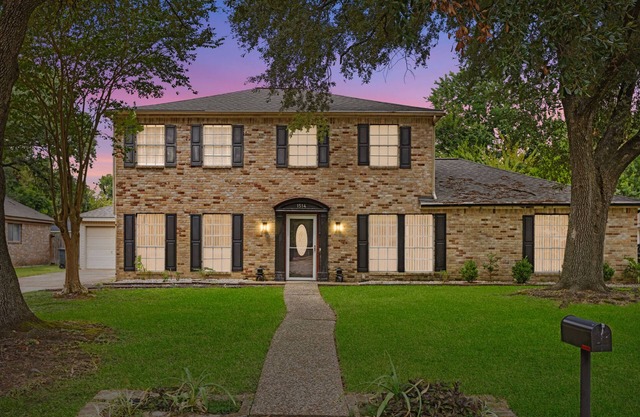 Houston Escape w/Movie Room, Game Fun & Hot Tub , 15 Min IAH